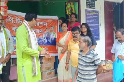 বিনামূল্যে ময়দা, সুজি ও চিনি বিতরণ