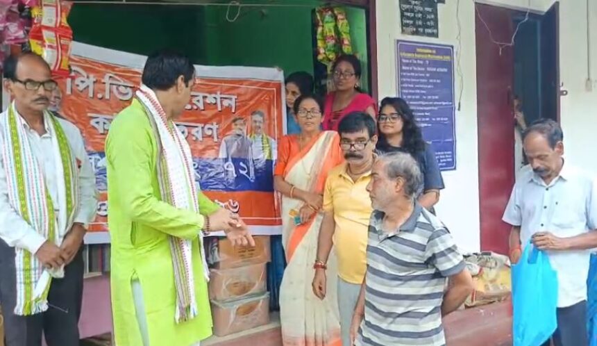 বিনামূল্যে ময়দা, সুজি ও চিনি বিতরণ