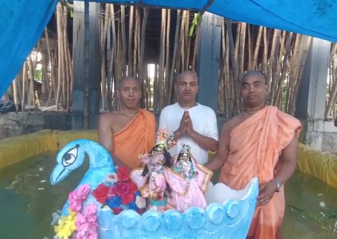 বাইখোড়া ইস্কনে রাধাকৃষ্ণের নৌকা বিহার উৎসব