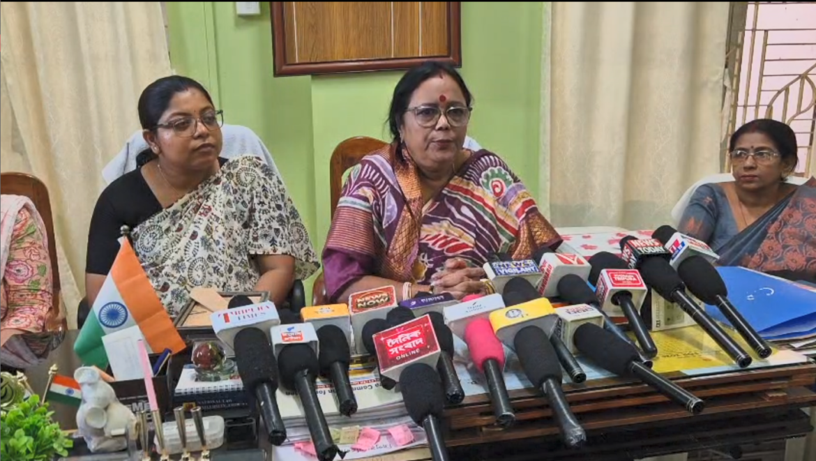 দুর্গাপুজোয় মহিলাদের নিরাপত্তায় তৎপর মহিলা কমিশন