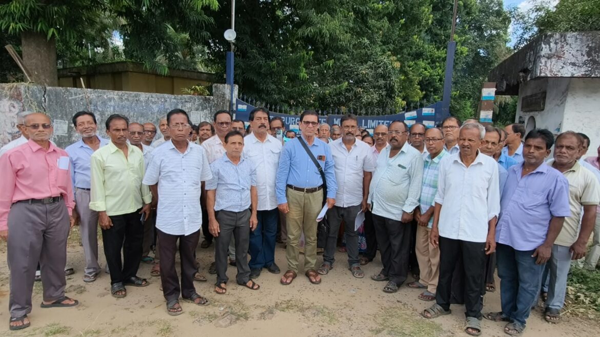 জুট মিলের কর্মী ও অবসরপ্রাপ্তদের দাবি নিয়ে এমডিকে ডেপুটেশন